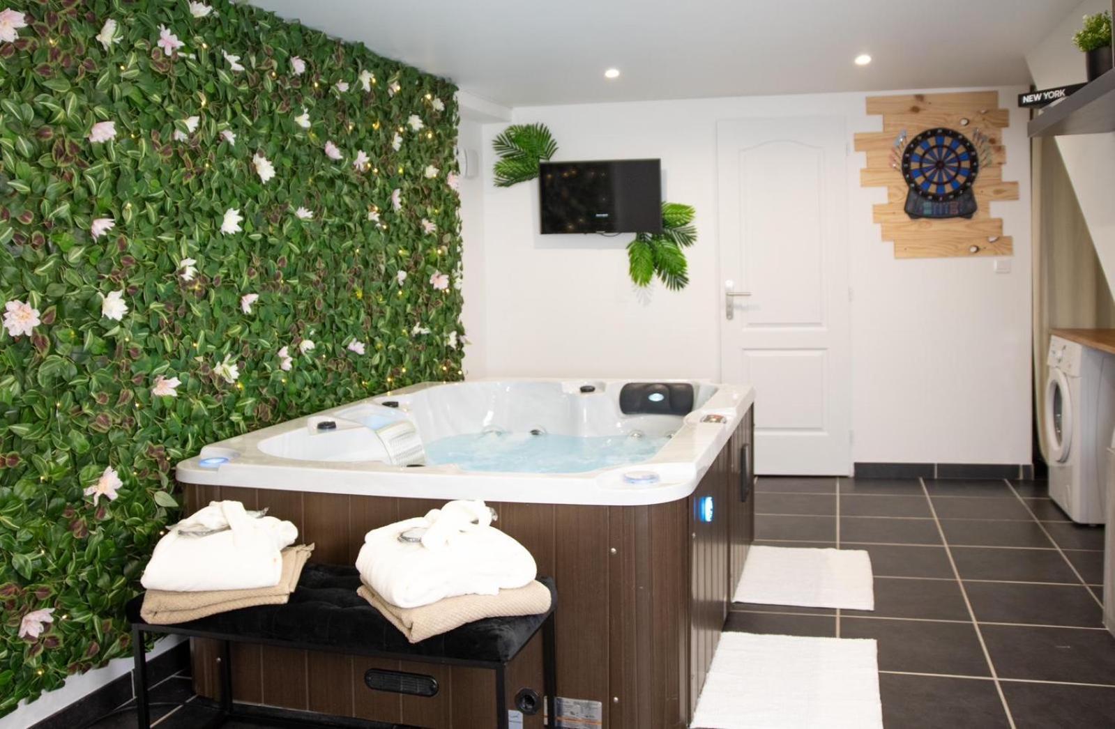 Muraille Du Chateau Avec Jacuzzi Nemours Exterior foto